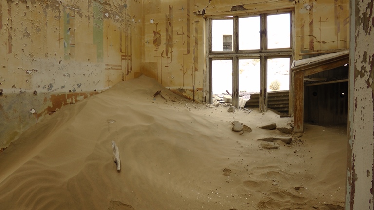 Wüstensand füllt die verfallenden Gebäude